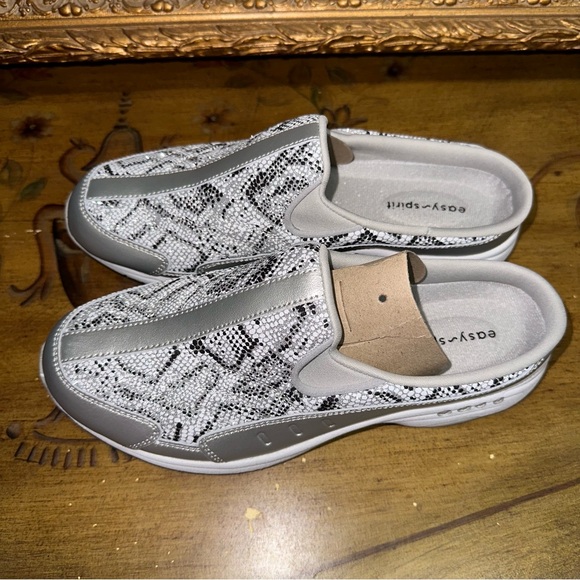 Easy Spirit Travel Time Slip On mule Gray Silver Sparkle Snake Pattern Size 8 M - Picture 7 of 16